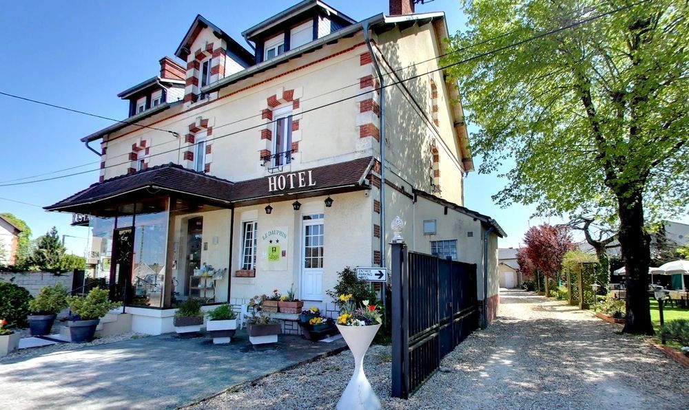 Logis Hotels Restaurant Le Dauphin Сальбри Экстерьер фото